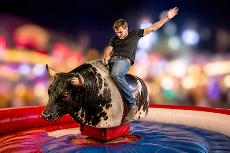 Bullenreiten beim Dorffest