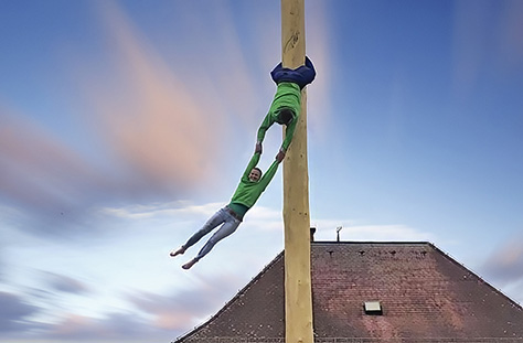Maibaum-Akrobatik der Sauwaldkraxler